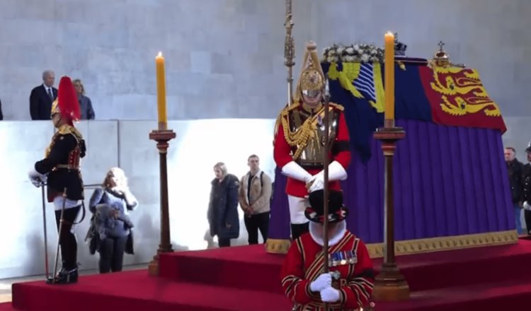Biden, rey Felipe y Ebrard, rinden respetos ante féretro de Isabel II