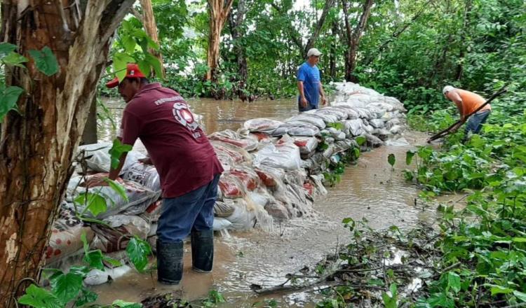 Refuerzan muros de costales en comunidades de Jalapa, tras aumento del río La Sierra