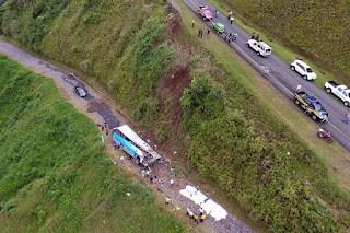 Autobús de pasajeros cae de 75 metros tras deslizamiento de montaña en Costa Rica; hay 9 muertos