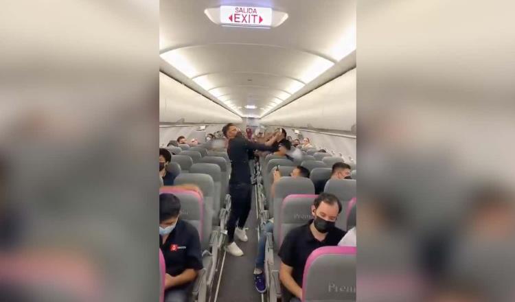 [VIDEO] Pasajeros protagonizan batalla contra mosquitos dentro de avión en Aeropuerto de Guadalajara