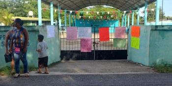 Padres de familia cierran primaria de Comalcalco en protesta por reasignación de espacios a otras escuelas