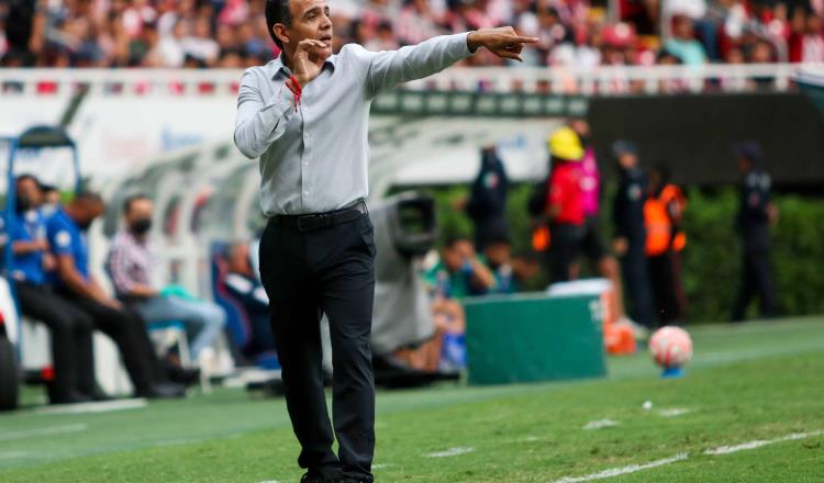 Castigan a DT de Chivas por criticar al arbitraje