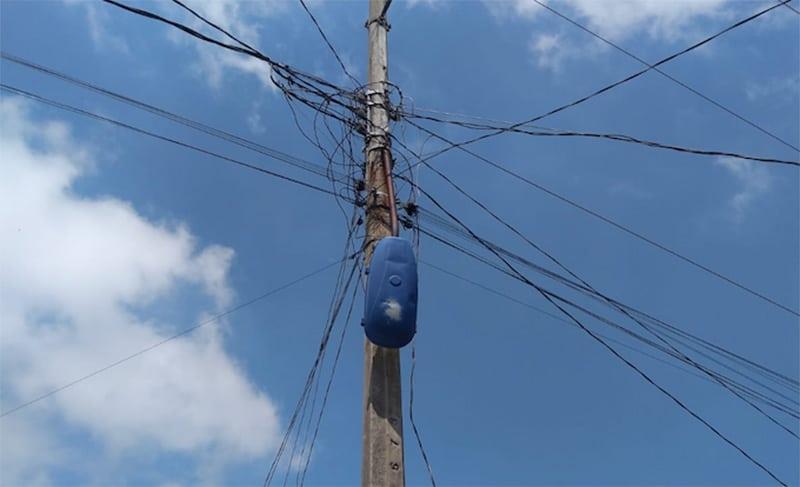 ¡Cuidado! Lámpara de luz a punto de caer, en Boquerón 3ra de Centro