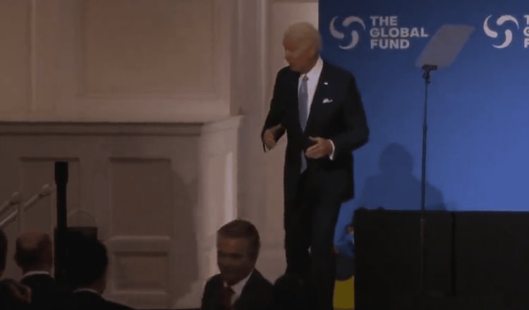 Captan a Joe Biden aparentemente desorientado, tras discurso en Conferencia del Fondo Mundial