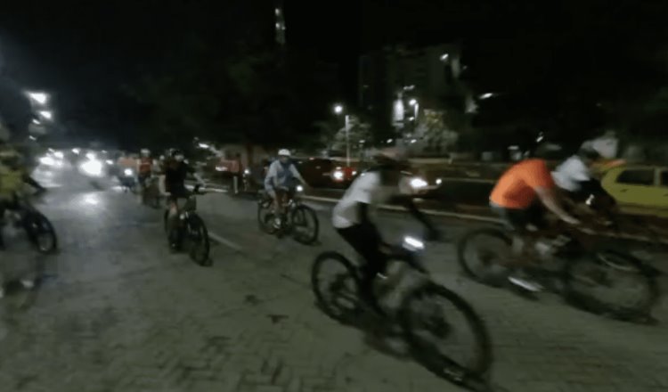 Con rodada nocturna celebran ciclistas el Día Mundial Sin Automóvil