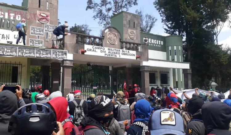 Normalistas protestan en el Campo Militar 1, a casi 8 años del caso Ayotzinapa