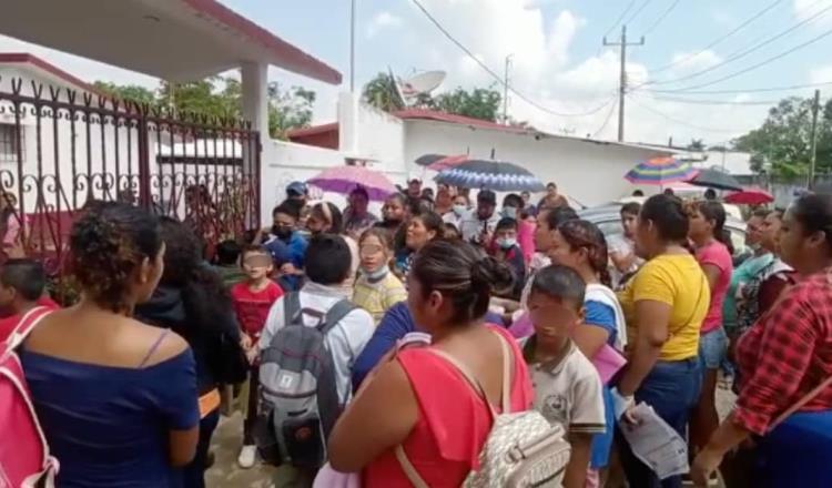 “Queremos las vacunas” contra COVID, piden padres de familia de La Isla, Centro para sus hijos