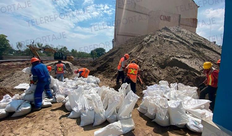 Inicia llenado de costales en malecón de Villahermosa