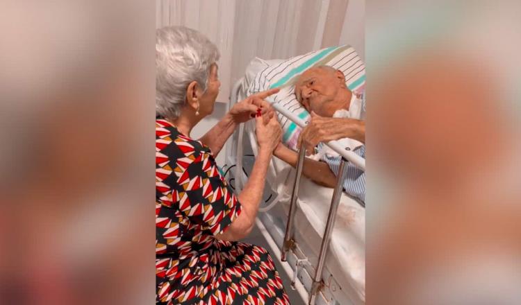 Abuelita lleva serenata a su esposo hospitalizado