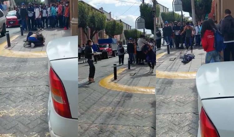 Estudiante en León, Guanajuato, noquea a otro mientras personas solo observan