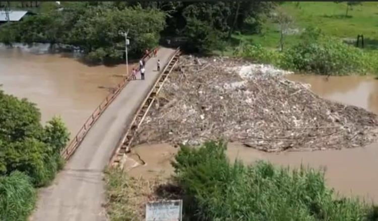 Requiere Ayuntamiento maquinaria especial para retirar tapón de basura formado en el río Teapa