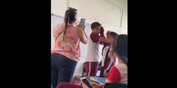 [VIDEO] ¡Por un celular! Alumna agrede a maestra y alumno en CETis de Nayarit