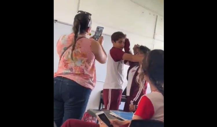 [VIDEO] ¡Por un celular! Alumna agrede a maestra y alumno en CETis de Nayarit