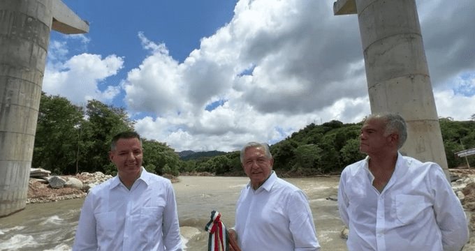 Compromete Obrador concluir puente iniciado hace 15 años en Oaxaca
