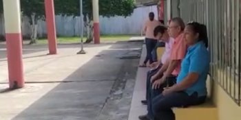 Retienen a maestros en Telesecundaria de Ayapa, por reajuste de grupo