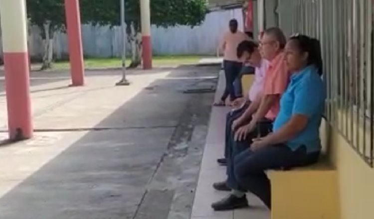 Retienen a maestros en Telesecundaria de Ayapa, por reajuste de grupo