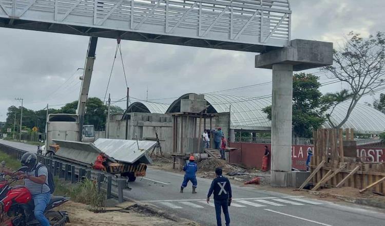 Concluye SCT ensamble de puente peatonal en la carretera Cárdenas-Villahermosa