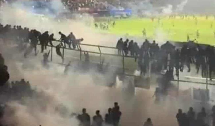 Suman 131 muertos en el Estadio Kanjuruhan, confirma presidente de Indonesia