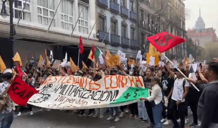 Marchan en CDMX para conmemorar Matanza de Tlatelolco