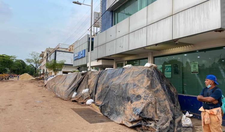 Costalera en malecón supera los 1.5 metros; protegen también fachadas de edificios