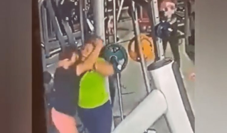 Mujeres se pelean por usar máquina en el gym, en Guatemala