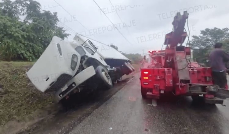 Chofer de camión se duerme y cae en cuneta de la Villahermosa-Macuspana