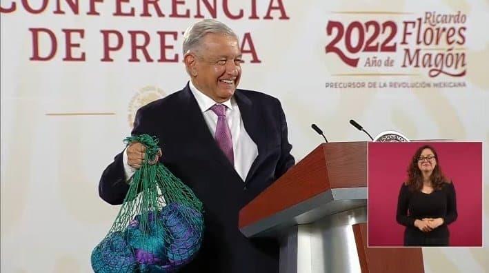 Regalan hamaca a AMLO jóvenes exonerados por secuestro