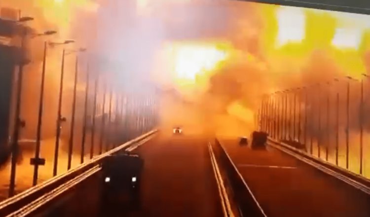 Explosión derrumba puente vial entre Crimea y Rusia