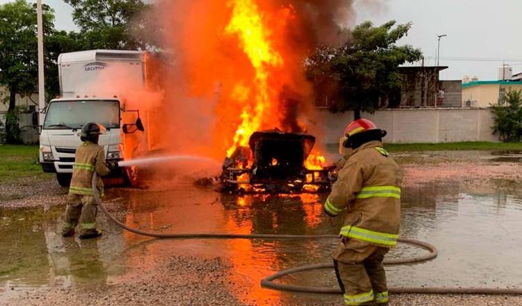 Se incendia tractocamión en agencia automotriz de Periférico