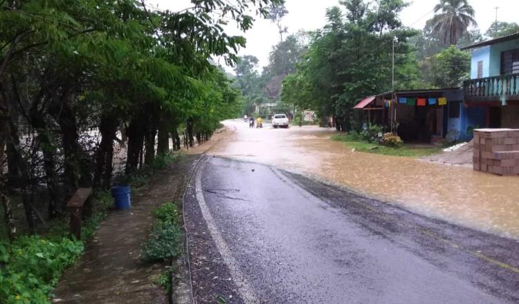 Reportan en Tacotalpa 12 familias afectadas por inundación y la caída de una línea de alta tensión, tras lluvias