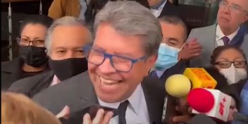 "Me acerco a los tamales de chipilín", canta Monreal tras ser mencionado como presidenciable