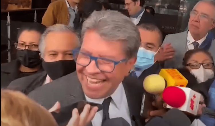 “Me acerco a los tamales de chipilín”, canta Monreal tras ser mencionado como presidenciable