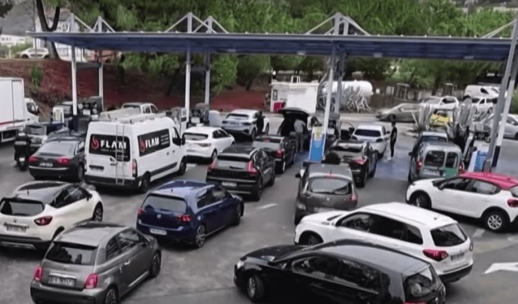 Huelgas de trabajadores causan escasez de gasolina en Francia