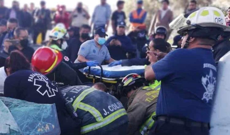 Rescatan a adulto mayor prensado entre 2 tráileres en fuerte accidente en la México-Querétaro 