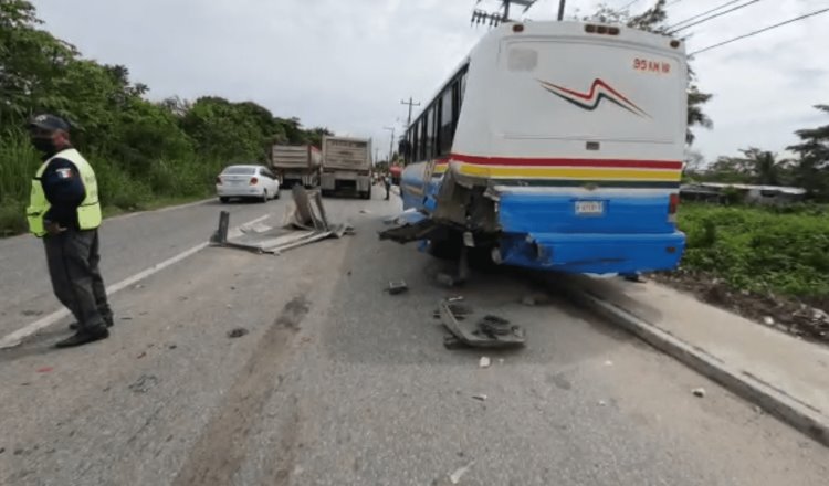 Chocan góndola y autobús en la Comalcalco-Cunduacán