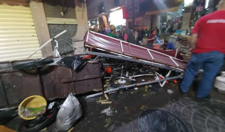 Camión se sube a calle peatonal y atropella a 6 personas, en Jalisco