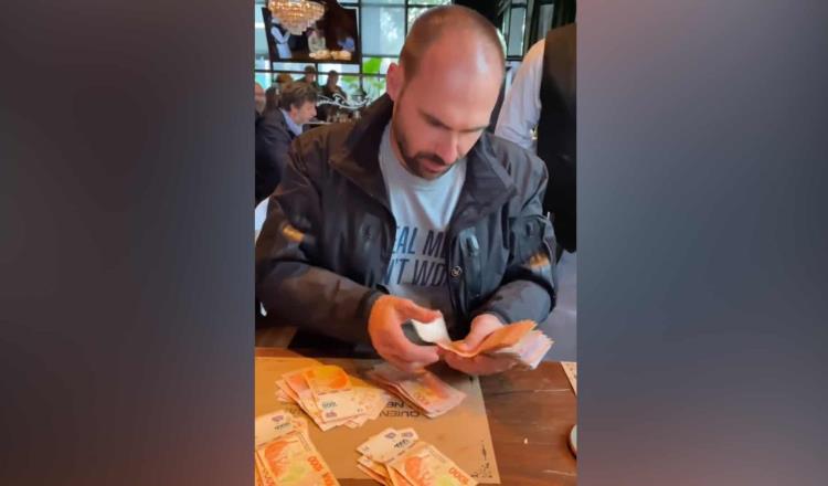 Hijo de Bolsonaro paga con fajo billetes y se vuelve viral