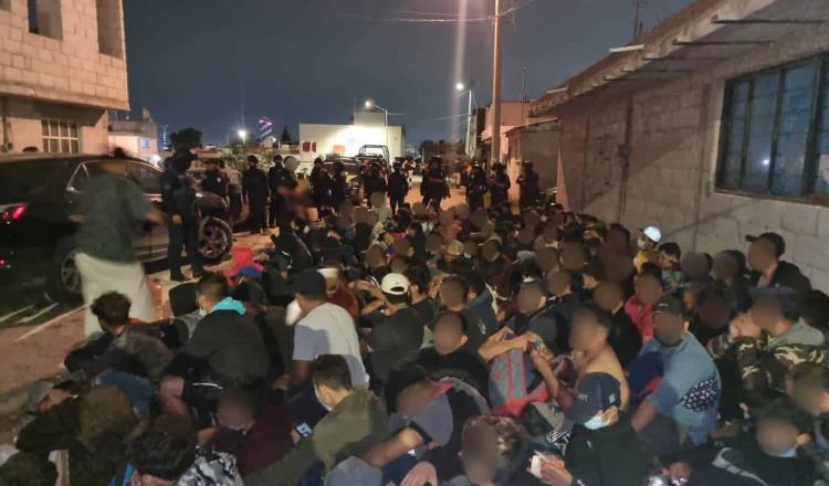 Hallan a 223 migrantes hacinados en una casa en Puebla
