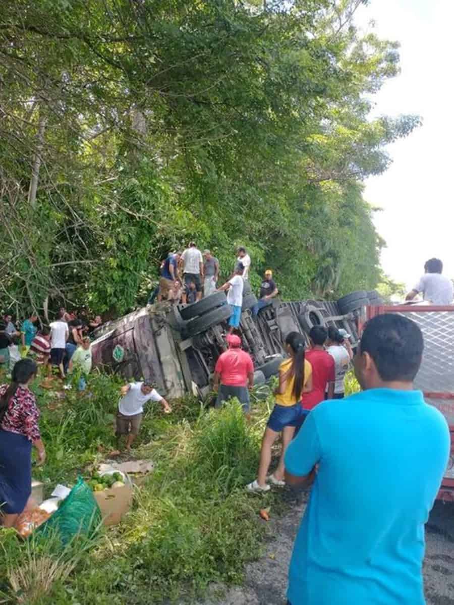 In San Antonio Cárdenas Campeche they ransack an overturned caravan