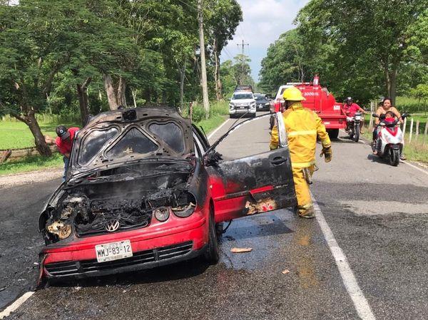 Se incendia vehículo en la Pechucalco-Cunduacán