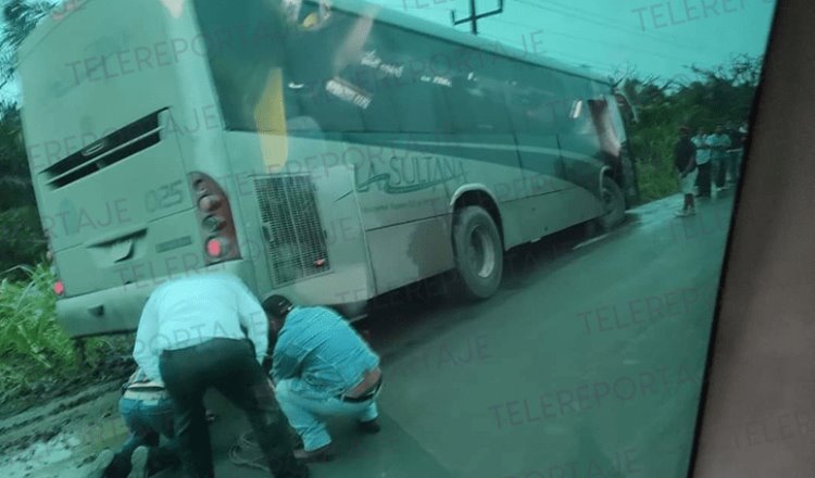 Derrapa autobús de pasajeros en la carretera Pichucalco-Teapa