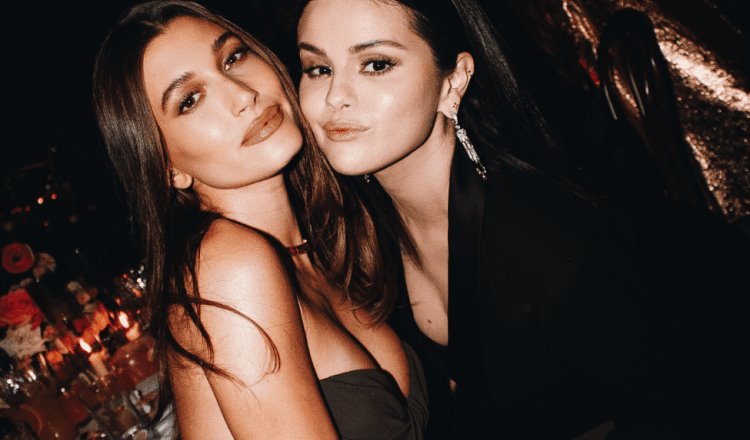 ¡¿QUÉ?! La esposa y la ex posan juntas; Hailey y Selena sorprenden con fotos