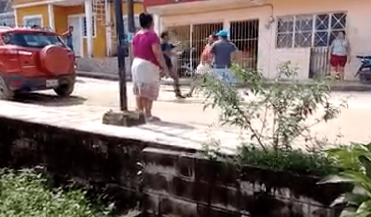[VIDEO] Protagonizan pelea por agua en Pichucalco, tras inundaciones
