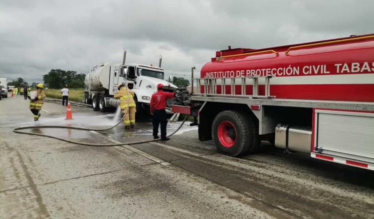 Vuelca tanque de pipa en la Coatzacoalcos-Cárdenas; ciudadanos intentaron rapiñar