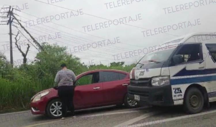 Se registra choque en la Villahermosa – Teapa entre combi y auto particular