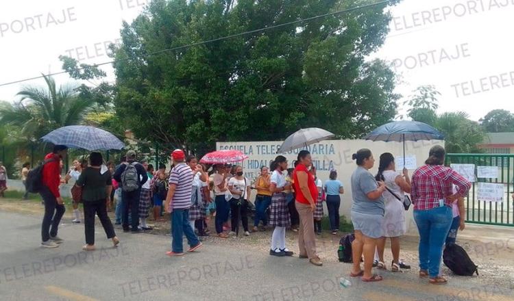 Padres de familia retienen a maestros de Telesecundaria de Medellín y Pigua en protesta a la compactación de grupos