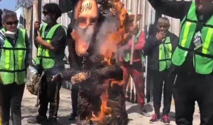 [VIDEO] En Tijuana, migrantes queman piñatas con el rostro de Blinken y Ebrard