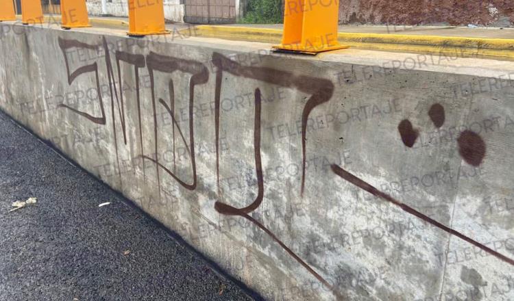 ‘Grafitean’ pared de paso deprimido del distribuidor vial de Universidad
