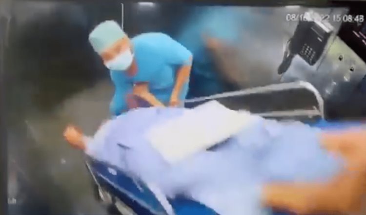 [VIDEO] Cae elevador en hospital en Nueva Delhi ¡con todo y paciente!