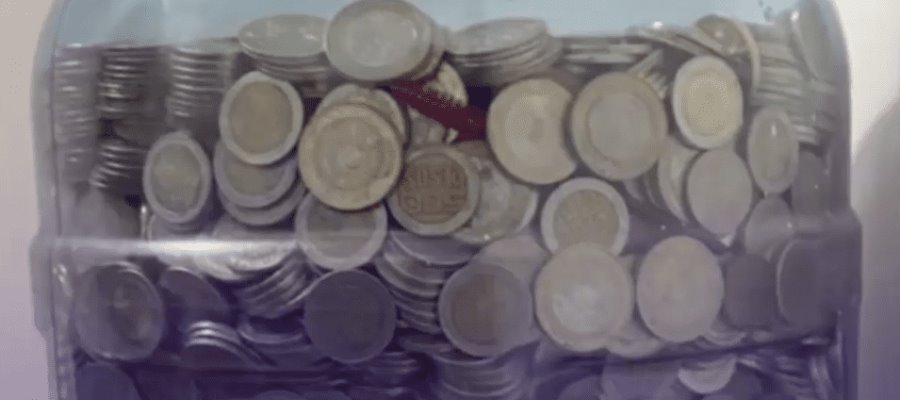 Joven ahorra 36 mil pesos en monedas que metió a un garrafón